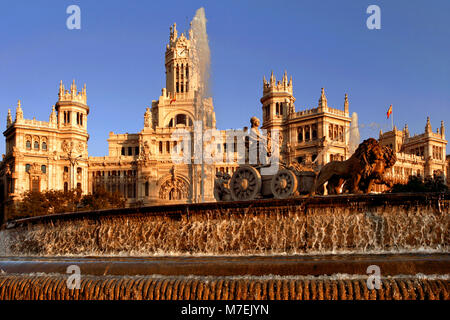 Le Fuente de Cibeles Fountain & Palacio de Cibeles / Cybèle Palace, Plaza de Cibeles, Madrid, Espagne Banque D'Images