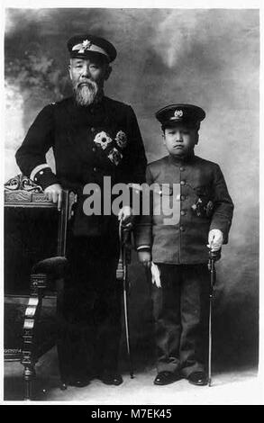 Cette photographie montre le prince Ito et le prince héritier de Corée, figures clés du début du XXe siècle. L'image souligne leur importance dans l'histoire coréenne et japonaise, pendant une période de transition politique dans la région. Banque D'Images