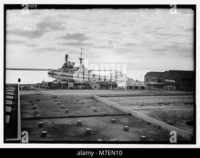 Suite d'actes terroristes et les mesures du gouvernement. Haïfa. Le H.M.S. Dans le port de Haïfa Repulse silhouetté contre frappant le lever du soleil. LOC.04034 matpc Banque D'Images