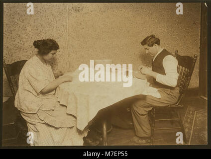 Une photographie d'un immeuble de East Side montrant des étuis à cigarettes roulant, soulignant les conditions sociales de l'époque comme documenté dans le rapport de Mlle E.C. Watson. Banque D'Images