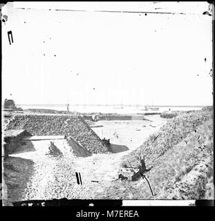 Cette vue intérieure montre Fort McAllister, situé à 22 milles au sud de Savannah, en Géorgie. Le fort a joué un rôle important dans la guerre de Sécession, avec la rivière Ogeechee visible en arrière-plan. Banque D'Images