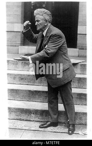 Le sénateur Robert M. Lafollette était un éminent politicien américain et un leader du mouvement progressiste, connu pour son plaidoyer en faveur des réformes politiques et des droits des travailleurs au début du XXe siècle. Banque D'Images