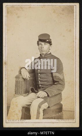 Un portrait du sergent Monroe A. White de la compagnie d, 11th Regiment d'infanterie de l'armée régulière, en uniforme. La photographie capture sa ressemblance en tant que figure militaire à la fin du XIXe siècle. Banque D'Images