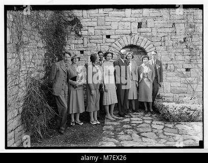 Sir Harold MacMichael, Haut Commissaire pour la Palestine, avec house party dans jardin en contrebas de la résidence LOC.03675 matpc Banque D'Images