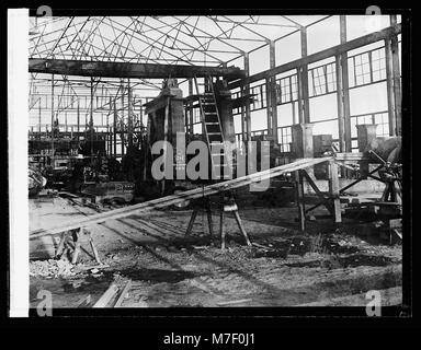 Cette image illustre la construction d’une raffinerie de sucre à Cartavia, au Pérou, documentant le développement industriel de l’industrie sucrière dans la région. Banque D'Images