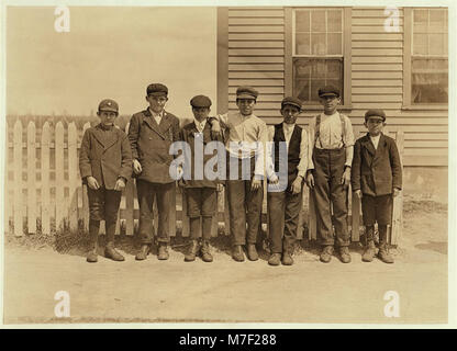 Ce sont certaines des balayeurs et mule prix garçons travaillant dans Queen Valley Mill. Point de rivière, R.I. Plusieurs des plus petits il y a déclaré qu'ils avaient travaillé il y a 3 ans et plus. Parler LOC CLB.01686 Banque D'Images