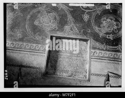 L'image capture l'intérieur de la basilique de Gethsémani, également connue sous le nom d'église de toutes les Nations ou église de l'agonie, mettant en évidence le pavement en mosaïque avec des fragments modernes et anciens. Ce site a une signification religieuse en tant que lieu de l'agonie de Jésus dans le jardin. Banque D'Images