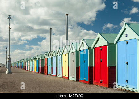 Cabines colorées sur front de Hove, East Sussex, UK. Banque D'Images