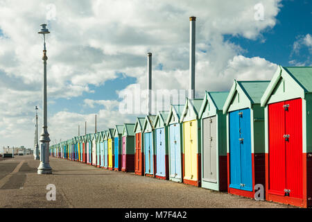 Cabines de plage sur le front de Hove, East Sussex, Angleterre. Banque D'Images