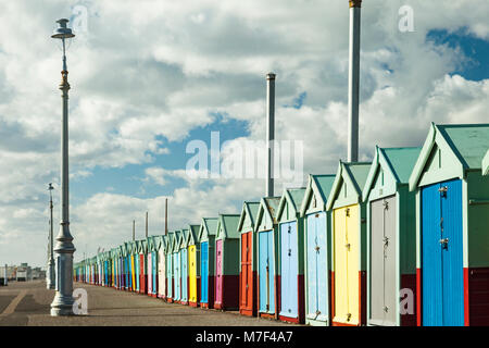 Cabines de plage sur le front de Hove, East Sussex, Angleterre. Banque D'Images