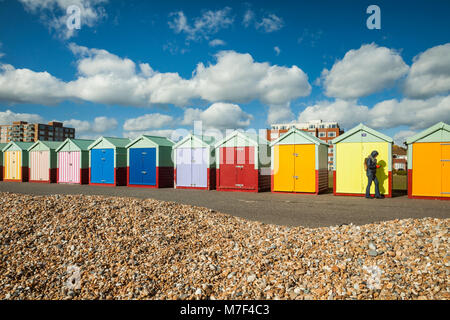 Cabines de plage multicolores sur front de Hove, East Sussex, Angleterre. Banque D'Images