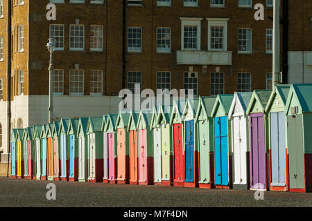 Cabines colorées sur Hove front de mer, l'Angleterre. Banque D'Images