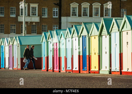 Cabines colorées sur le front de mer de Brighton, East Sussex, Angleterre. Banque D'Images