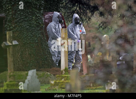 Les officiers judiciaires dans des masques à gaz à la London Road cemetery à Salisbury, Wiltshire, que les enquêtes se poursuivent au cimetière où l'ancien agent double russe Sergueï Skripal's femme et son fils ont été enterrés. Banque D'Images