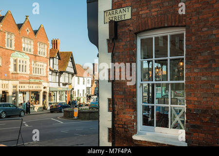 Coin de rue Tarrant dans le centre-ville d'Arundel, West Sussex, Angleterre. Banque D'Images