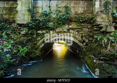Vieux pont de pierre sur la rivière Stor dans le West Sussex, Angleterre. Banque D'Images