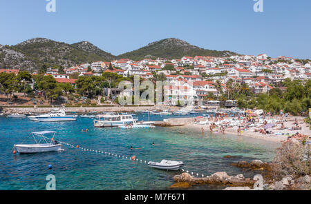 HVAR, CROATIE - Juillet 30, 2016 : Les gens se détendre sur une plage dans le village de Hvar sur l'île de Hvar Croatie Banque D'Images