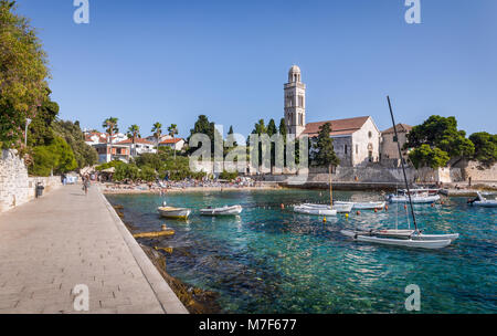 HVAR, CROATIE - Juillet 30, 2016 : Les gens se détendre sur une plage dans le village de Hvar sur l'île de Hvar Croatie Banque D'Images