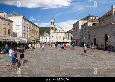 HVAR, CROATIE - Juillet 30, 2016 : les touristes se rendant sur place principale de Hvar, Croatie village Banque D'Images