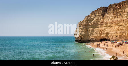 CARVOEIRO, PORTUGAL - 27 août 2016 : les touristes se détendre sur la plage de sable près de Carvoeiro, Portugal Banque D'Images