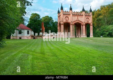 Portail d'entrée de style gothique anglais aux ruines du palais de la famille Saa dans Dowspuda, Pologne Banque D'Images