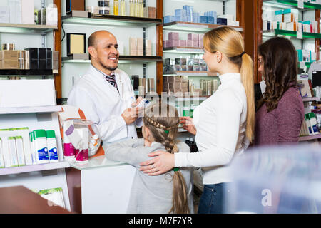 Professionnels pharmacien principal debout avec une caisse dans la pharmacie et l'aide aux clients Banque D'Images