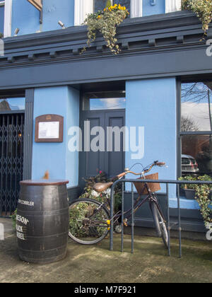 DUBLIN, IRLANDE - 6 mars 2018 : un vélo à l'extérieur d'un Dublin pub local. Ce pub est bleu à Irishtown, juste en dehors du centre ville. Banque D'Images