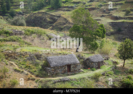 Paysage avec de petites maisons traditionnelles à proximité de Lombo de Figueira, Santo Antao, Cap Vert Banque D'Images