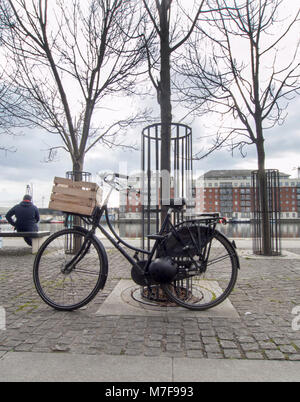 DUBLIN, IRLANDE - 6 mars 2018 : un vélo avec une boîte en bois à l'avant. Cela a été pris à Hanover Quay à Dublin. Banque D'Images