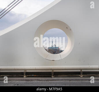 DUBLIN, IRLANDE - 6 mars 2018 : une jolie vue sur le bâtiment encadré travaille autour de Dublin. J'étais sur le pont Samuel Beckett sur la rivière Liffey. Banque D'Images