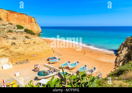 Plage de Benagil, PORTUGAL - Mai 11, 2015 : Avis de Benagil plage avec des bateaux de pêche sur la rive en Algarve, qui est la plus visitée par les touristes une partie de Banque D'Images