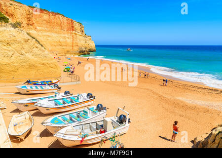 Plage de Benagil, PORTUGAL - Mai 11, 2015 : Avis de Benagil plage avec des bateaux de pêche sur la rive en Algarve, qui est la plus visitée par les touristes une partie de Banque D'Images