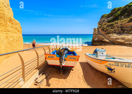 Plage de Benagil, PORTUGAL - Mai 11, 2015 : Avis de Benagil plage avec des bateaux de pêche sur la rive en Algarve, qui est la plus visitée par les touristes une partie de Banque D'Images