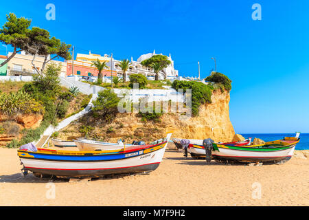 La plage de Carvoeiro, PORTUGAL - 11 MAI 2015 : les bateaux de pêche sur la plage de Carvoeiro, Algarve en ville qui est la plus visitée par les touristes partie de Portugal Banque D'Images