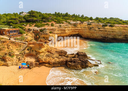 Côte de l'ALGARVE, PORTUGAL - 12 MAI 2015 : les touristes se détendre sur une plage magnifique ville près de Carvoeiro. Région de l'Algarve est le plus visité du Portugal. Banque D'Images