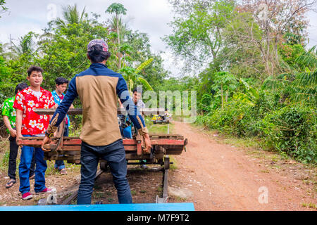 BATTAMBANG, Cambodge - 1 avril : les gars de déplacer le chariot en fer en bambou. Avril 2017 Banque D'Images