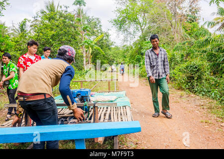 BATTAMBANG, Cambodge - 1 avril : les gars de déplacer le chariot en fer en bambou. Avril 2017 Banque D'Images