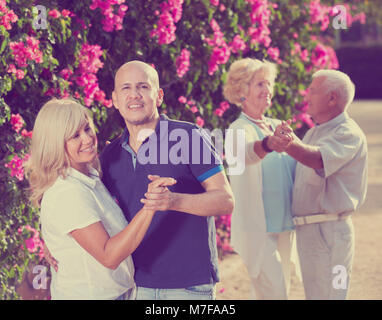 Les parents avec des enfants adultes danse de jardin d'été Banque D'Images