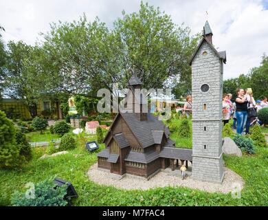 KOWARY, Pologne - 12 juillet 2017 : Parc Miniature - Modèle de l'église norvégienne médiévale transférée de Vang en Norvège et re-érigée en 1842 je Banque D'Images