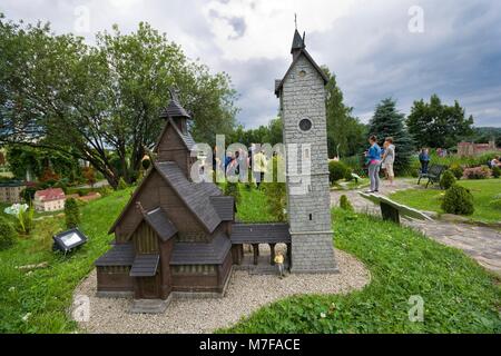 KOWARY, Pologne - 12 juillet 2017 : Parc Miniature - Modèle de l'église norvégienne médiévale transférée de Vang en Norvège et re-érigée en 1842 je Banque D'Images