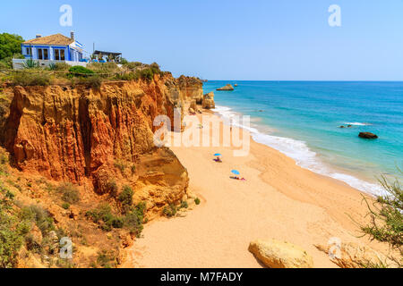 Maison de haut d'une falaise et vue sur belle plage avec des rochers près de la ville de Portimao, Algarve, Portugal Banque D'Images