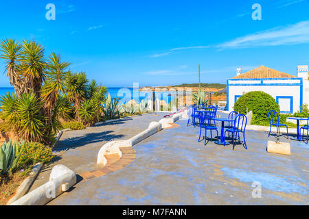 La ville de Portimao, Portugal - 15 MAI 2015 : les plantes tropicales à l'entrée du petit restaurant avec vue sur la mer. Région de l'Algarve est plus touristique Banque D'Images