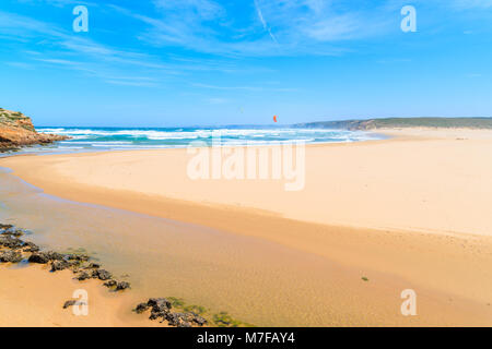 Belle vue sur la plage de Praia da Bordeira, endroit populaire pour faire du kite surf, Algarve, Portugal Banque D'Images