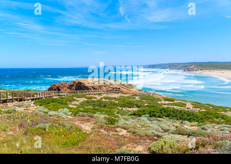 Belle vue sur la plage de Praia da Bordeira, endroit populaire pour faire du kite surf, Algarve, Portugal Banque D'Images