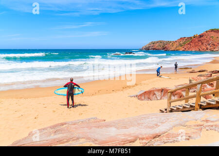 Plage Praia do Amado, PORTUGAL - 15 MAI 2015 : personnes surfant sur Praia do Amado plage avec des vagues de l'océan de frapper la côte. Région de l'Algarve est populaire holida Banque D'Images
