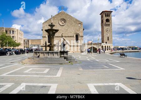 RHODES, Grèce - Mai 04 : Vue d'Evangelismos Church (aussi appelée l'église de l'Annonciation) situé au port de Mandraki sur Mai 04, 2016 dans la R Banque D'Images