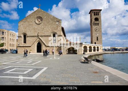 RHODES, Grèce - Mai 04 : Vue d'Evangelismos Church (aussi appelée l'église de l'Annonciation) situé au port de Mandraki sur Mai 04, 2016 dans la R Banque D'Images