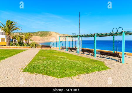 Promenade côtière sur des bancs dans la ville de Luz, Algarve, Portugal Banque D'Images