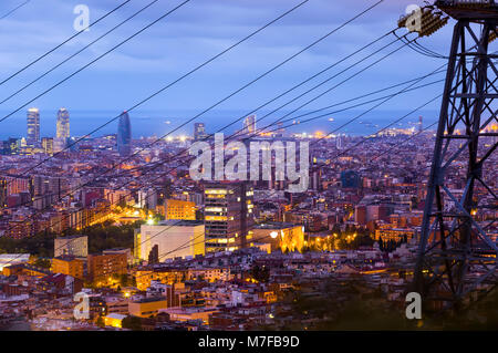 Les lignes aériennes à haute tension sur l'arrière-plan avec autumn twilight à Barcelone Banque D'Images