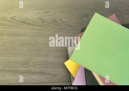 Pile de livres sur un fond de bois. Vintage vieux livres sur table en bois brun Banque D'Images